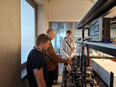 Zinātņu mājas 714.telpā Kalvis Kalniņš un Matīss Čakšs demonstrēja nano-daļiņu veidošanu ūdenī, fokusējot pikosekunžu impulsu lāzera starojumu uz sudraba plāksnītes