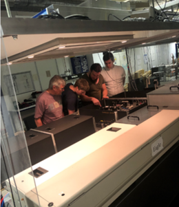 Doktorants V. Karčers un Prof. H. Zacharias studentiem stāsta par pastiprinātāja darbību